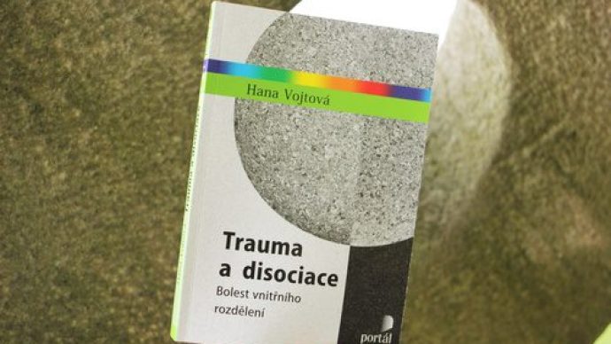 6483167c7fb16_trauma-a-disociace-web